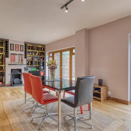 Premium 4br Family W/ Garden Annex And Gym