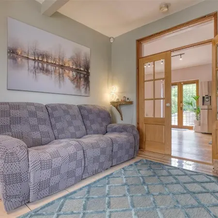 Premium 4br Family W/ Garden Annex And Gym *