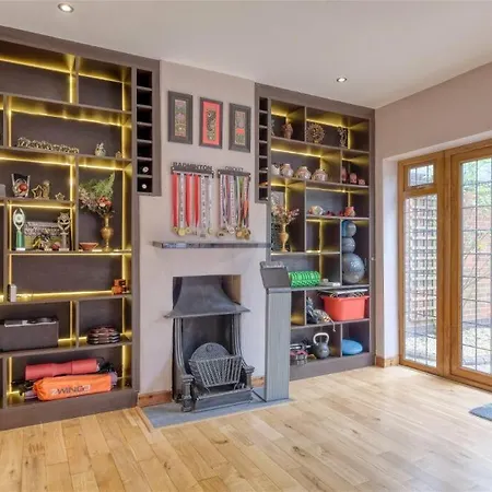 Premium 4br Family W/ Garden Annex And Gym