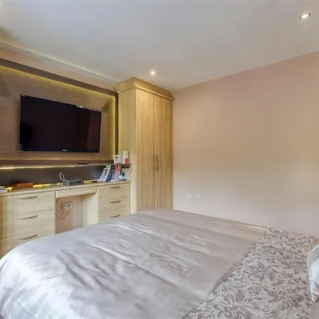 Premium 4br Family W/ Garden Annex And Gym Birmingham
