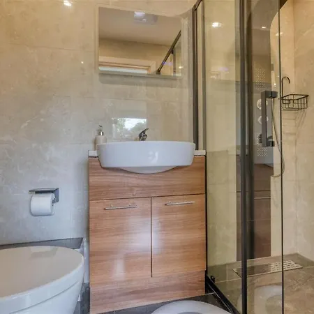 Premium 4br Family W/ Garden Annex And Gym *