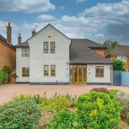 Premium 4br Family W/ Garden Annex And Gym